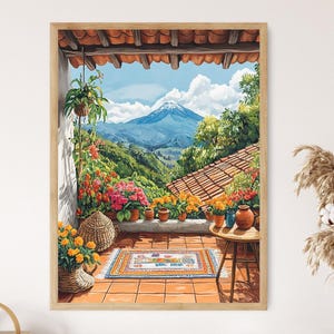 Könnte beinhalten: Ein gerahmter Druck einer malerischen Aussicht von einem Balkon, der eine Berglandschaft zeigt. Der Balkon verfügt über Terrakottafliesen, Topfblumen und einen kleinen Teppich. Das Kunstwerk befindet sich in einem Holzrahmen.