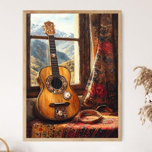 Könnte beinhalten: Ein gerahmter Druck einer klassischen Gitarre mit aufwendigen dekorativen Details. Die Gitarre steht vor einem Fenster mit Bergpanorama und einem gemusterten Vorhang. Das Kunstwerk hat warme, erdige Farbtöne.