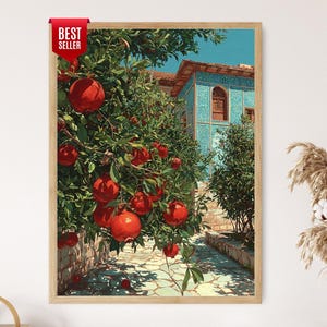 Puede incluir: Una impresión enmarcada de una escena vibrante con un granado cargado de frutos rojos maduros. Un edificio turquesa con patrones intrincados y un techo rojo es visible en el fondo. La impresión está etiquetada como "BEST SELLER".