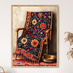 Könnte beinhalten: Ein Holzstuhl mit einem floralen Überwurf, der darüber gelegt ist. Der Überwurf hat einen dunkelblauen Hintergrund mit leuchtend roten, orangefarbenen, gelben und pinkfarbenen Blumen. Der Stuhl steht auf einem Teppich mit einem ähnlichen Blumenmuster.