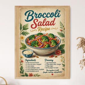 Könnte beinhalten: Ein gerahmter Kunstdruck mit einem Rezept für Brokkolisalat. Der Text enthält Zutaten wie Brokkoliröschen, rote Zwiebeln, Rosinen, Sonnenblumenkerne, Speck und Karotten sowie ein Dressing-Rezept. Eine Schüssel mit Salat und eine kleine Schale sind abgebildet.