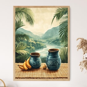 Peut inclure: Impression d'aquarelle d'un paysage tropical avec une rivière et des montagnes. Deux vases bleus avec des bords bruns et des motifs décoratifs sont posés sur un tapis tissé, avec des bananes et un petit objet rond. L'œuvre est encadrée de bois clair.