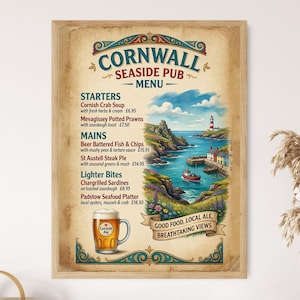 Könnte beinhalten: Eine gerahmte Speisekarte mit dem Titel Cornwall Seaside Pub Menu, die eine Küstenillustration mit Leuchtturm, rotem Boot und bunten Häusern zeigt. Die Karte listet Vorspeisen, Hauptgerichte und Snacks sowie ein Bierglas.