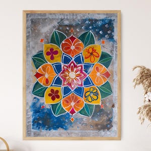Könnte beinhalten: Gerahmtes, farbenfrohes Mandala-Gemälde. Das Kunstwerk zeigt ein symmetrisches Blumendesign mit orangefarbenen, gelben, rosa und blauen Farbtönen. Grüne Blätter und ein strukturierter grauer Hintergrund vervollständigen das Bild. Der Rahmen ist aus hellem Holz.