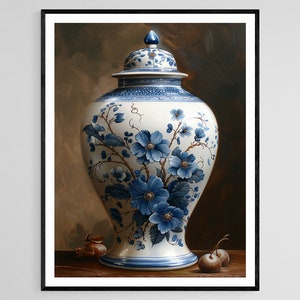 Może przedstawiać: Oprawiony wydruk dużego, ozdobnego wazonu z pokrywką. Biały wazon jest ozdobiony niebieskimi wzorami kwiatowymi. Grafika jest osadzona na ciemnobrązowym tle, z kilkoma małymi przedmiotami na pierwszym planie.