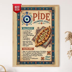 Könnte beinhalten: Ein gerahmter Wandkunstdruck mit einem Rezept für Pide, ein türkisches Fladenbrot. Das Design enthält ein blaues Nazar-Amulett, eine detaillierte Illustration eines mit Fleisch belegten Pide und türkischen Text zu Zutaten und Zubereitung.