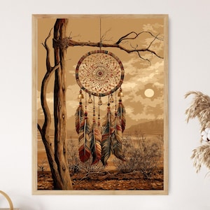 Könnte beinhalten: Gerahmter Druck eines Traumfängers, der an einem Ast hängt. Der Traumfänger ist kreisförmig mit einem gewebten Netzdesign und mit Federn und Glocken verziert. Das Kunstwerk hat einen Sepia-Ton und zeigt eine Wüstenlandschaft mit Vollmond.