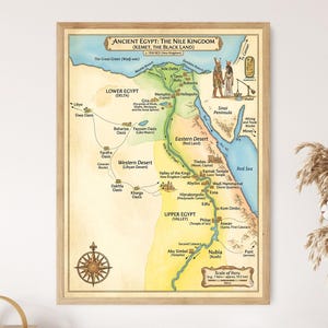 Op de afbeelding: Een ingelijste historische kaart getiteld Ancient Egypt: The Nile Kingdom (Kemet, The Black Land) c. 1250 BCE. De kaart toont de rivier de Nijl, diverse oases, steden zoals Gizeh en Thebe, de Rode Zee en illustraties van Egyptische figuren.