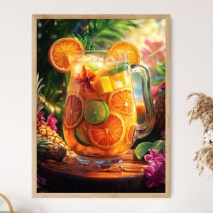 Può includere: Una caraffa di vetro piena di una bevanda rinfrescante all'arancia e al lime. La caraffa è circondata da fette di frutta fresca, tra cui arance, lime e ananas. La caraffa è appoggiata su una superficie di legno con uno sfondo tropicale.