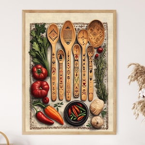 Puede incluir: Una impresión artística enmarcada que presenta una colección de cucharas de madera con intrincados grabados geométricos, dispuestas junto a tomates rojos frescos, hierbas verdes, chiles en un cuenco y bulbos de ajo sobre un fondo beige texturizado.