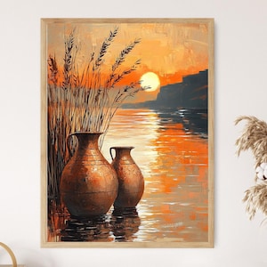 Peut inclure: Peinture encadrée d'un coucher de soleil sur l'eau, avec deux vases en céramique marron au premier plan. Le tableau utilise une palette chaude d'orange et de brun, avec de hautes herbes et le reflet du soleil. Une scène paisible.