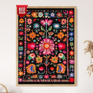 Peut inclure: Une impression murale rectangulaire dans un cadre en bois clair sur fond noir, ornée d'un motif floral brodé symétrique aux couleurs vives rose, orange, bleu et vert. Une bannière rouge avec le texte BEST SELLER est située en haut à gauche.