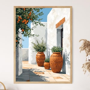 Puede incluir: Una impresión enmarcada representa una escena mediterránea soleada. Muros blancos, macetas de terracota con vegetación y un naranjo crean un ambiente cálido y acogedor. La obra captura la esencia de un patio tranquilo con un toque rústico.