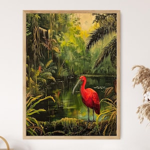 Peut inclure: Un ibis rouge vif se tient dans un décor de jungle tropicale luxuriante et verte. L'oiseau a un long bec incurvé et de longues pattes fines. L'arrière-plan présente une variété de feuillages verts et une petite étendue d'eau.