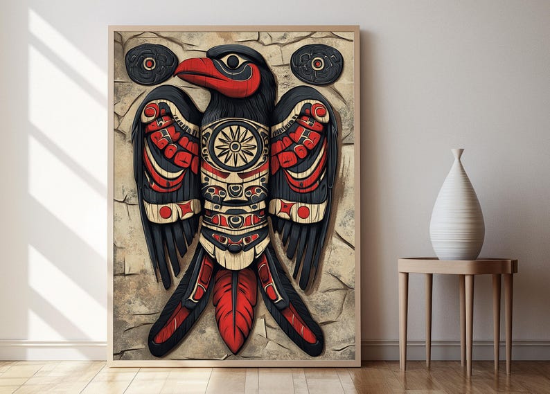 Op de afbeelding: Een gestileerde illustratie van een raaf met rode, zwarte en witte geometrische patronen. De raaf is afgebeeld in een traditionele Native American stijl, met een grote snavel en wijd uitgespreide vleugels.