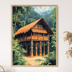 Op de afbeelding: Een ingelijste print van een tropisch paalwoning, omgeven door weelderig groen gebladerte. Het huis heeft een rieten dak en wordt ondersteund door kleurrijke, totemachtige pilaren. Het kunstwerk roept een gevoel van een jungleparadijs op.