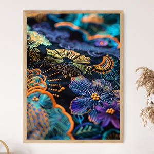 Peut inclure: Une impression d'art mural verticale encadrée présentant un fond en tissu sombre avec une broderie florale vibrante et multicolore. Le motif met en valeur des pétales complexes dans des tons de bleu, violet, orange et jaune, rehaussés de perles.