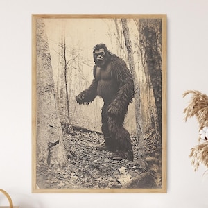Stampa Sasquatch in the Woods, antica arte murale criptica, poster seppia del mitologico Bigfoot, decorazione retrò con creature della foresta