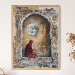 Könnte beinhalten: Ein Gemälde einer Frau in einem roten Gewand, die in einem Tor sitzt, mit einem großen Mond im Hintergrund. Das Tor ist mit komplizierten Schnitzereien verziert und der Mond ist hellgrau.