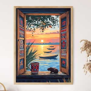 Könnte beinhalten: Ein gerahmtes Gemälde, das eine Sonnenuntergangsszene zeigt, die durch ein Fenster mit einem gemusterten Rahmen betrachtet wird. Das Fenster ist geöffnet und die Aussicht zeigt ein Gewässer mit Booten und einem Sonnenuntergang in der Ferne. Eine Tasse und eine kleine Tierfigur stehen auf der Fensterbank.