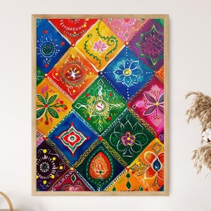 Op de afbeelding: Een ingelijst schilderij met een geometrisch patroon van ruitvormen. Elke ruit is gevuld met ingewikkelde bloemen en geometrische ontwerpen in levendige kleuren zoals rood, geel, blauw en groen. Het kunstwerk heeft een houten lijst.