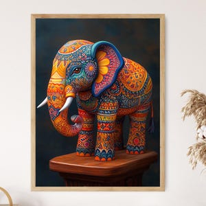 Può includere: Una scultura di elefante colorata e con motivi intricati con un design blu, arancione, giallo e verde. L'elefante è in piedi su un piedistallo di legno.
