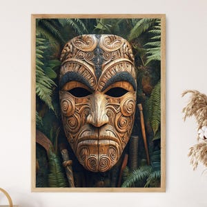 Può includere: Una maschera di legno con intagli intricati e una finitura marrone scuro. La maschera è circondata da una lussureggiante vegetazione verde, creando un'atmosfera di mistero e intrigo.