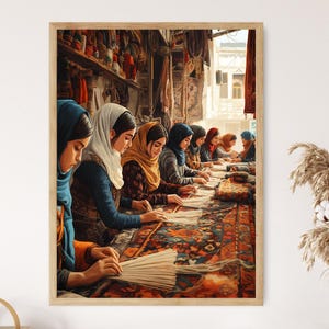 Könnte beinhalten: Ein gerahmter Druck zeigt eine Gruppe von Frauen, die in einer Werkstatt an einem farbenfrohen Teppich arbeiten. Die Frauen tragen Kopftücher und traditionelle Kleidung. Die Szene spielt in einem Geschäft mit Regalen voller Textilien im Hintergrund.