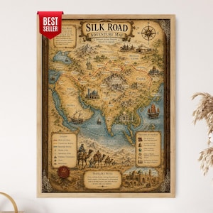 Op de afbeelding: Een ingelijste wandkaart getiteld Silk Road Adventure Map, met een vintage-stijl illustratie van historische handelsroutes door Azië. De kaart bevat een kompasroos, een legenda en gedetailleerde tekeningen van schepen en kamelen.