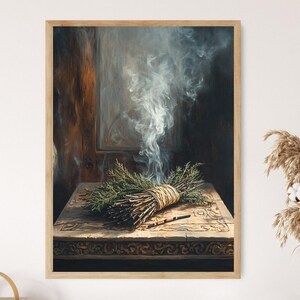 Puede incluir: Impresión enmarcada que muestra un manojo de hierbas atadas con cuerda, emitiendo humo. Las hierbas descansan sobre una mesa de madera tallada, con un fondo oscuro y un toque de luz. La obra evoca un tema espiritual y natural.