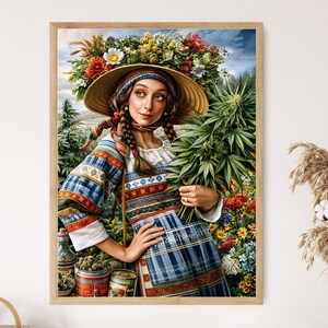 Könnte beinhalten: Ein gerahmter Kunstdruck zeigt eine Frau in traditioneller Kleidung, die Cannabis-Pflanzen hält. Sie trägt einen Strohhut mit Blumen und ein farbenfrohes, besticktes Kleid. Der Hintergrund zeigt ein Feld mit Cannabis-Pflanzen und bunten Blumen.