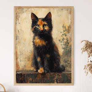 Op de afbeelding: Een zwart-oranje kat met groene ogen zit op een houten oppervlak. De kat heeft een zwart-wit gevlekt patroon op zijn vacht. De achtergrond is lichtbruin met een groene plant.