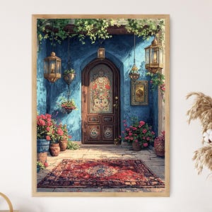 Pode incluir: Uma impressão em aquarela emoldurada de um pátio com uma porta de madeira, lanternas e um tapete vermelho. As paredes são pintadas de um azul vibrante, e a cena é adornada com flores em vasos e plantas suspensas, criando uma atmosfera acolhedora.