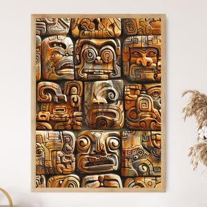Może przedstawiać: Oprawione dzieło sztuki przedstawiające siatkę rzeźbionych drewnianych twarzy ze skomplikowanymi detalami. Twarze są w odcieniach brązu, pomarańczy i beżu, z różnymi wyrazami i wzorami. Grafika jest prezentowana w jasnobrązowej drewnianej ramie.