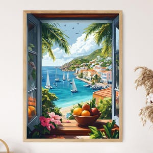 Puede incluir: Una impresión artística enmarcada representa una escena costera vista a través de una ventana abierta. La obra de arte muestra un vibrante mar azul con veleros, una exuberante ladera verde y edificios coloridos. Un cuenco de madera con fruta y flores rosas está en el alféizar.
