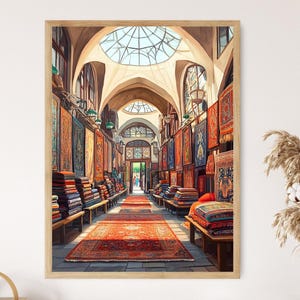 Könnte beinhalten: Gerahmter Kunstdruck eines lebhaften Marktinterieurs. Das Kunstwerk zeigt einen langen Korridor mit farbenfrohen Teppichen und Textilien, mit Teppichstapeln auf Bänken. Ein gewölbter Decke mit Oberlicht beleuchtet die Szene und schafft eine warme Atmosphäre.