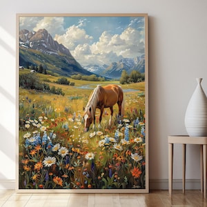 Pu&ograve; includere: Un cavallo marrone pascola in un campo di fiori selvatici, con una catena montuosa sullo sfondo. I fiori sono un mix di bianco, giallo, blu e viola.
