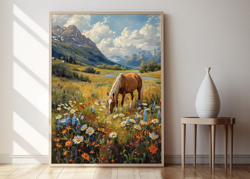 Pu&ograve; includere: Un cavallo marrone pascola in un campo di fiori selvatici, con una catena montuosa sullo sfondo. I fiori sono un mix di bianco, giallo, blu e viola.