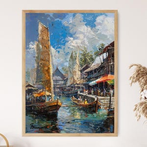 Op de afbeelding: Olieverfschilderij van een haven met boten en gebouwen. Het kunstwerk heeft een houten lijst, boten met zeilen en een levendige lucht. Het schilderij heeft een textuur, impressionistische stijl, met zichtbare penseelstreken en een warm kleurenpalet.