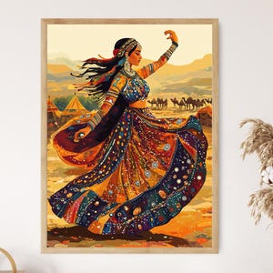 Op de afbeelding: Een kleurrijk schilderij van een vrouw in een traditionele Indiase jurk, dansend in een woestijnlandschap. Ze draagt een lange, zwierige rok met ingewikkelde borduursels en een met juwelen bezet hoofdtooi. De achtergrond toont tenten en kamelen.