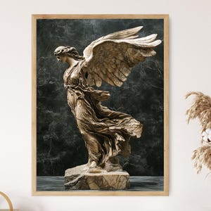 Puede incluir: Una impresión enmarcada de la escultura Victoria de Samotracia. La obra de arte representa una estatua detallada, de color beige, de una figura alada con drapeado fluido, sobre un fondo oscuro y texturizado. El marco es de color marrón claro.