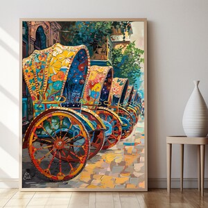 K&ouml;nnte beinhalten: Gerahmter Kunstdruck mit farbenfrohen Rikschas. Das Kunstwerk zeigt eine Reihe von aufwendig dekorierten Rikschas mit leuchtenden Blumenmustern in Gelb, Blau und Rot. Die Rikschas haben gro&szlig;e Speichenr&auml;der und stehen vor einer Kulisse aus Geb&auml;uden und Gr&uuml;n.