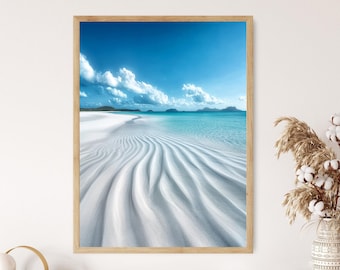 Könnte beinhalten: Gerahmter Druck einer tropischen Strandlandschaft. Das Bild zeigt einen makellosen weißen Sandstrand mit wellenförmigen Mustern, türkisfarbenem Wasser und einem strahlend blauen Himmel mit weißen Wolken. Das Kunstwerk ist in einem hellbraunen Holzrahmen.
