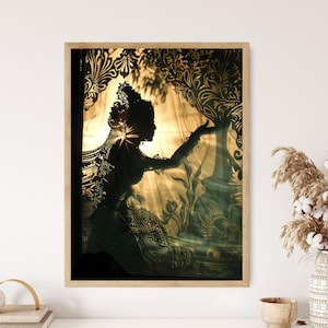 Op de afbeelding: Een silhouet van een persoon in een jurk die reikt naar een boom met ingewikkelde bladeren. De afbeelding is in een houten lijst en heeft een warme, gouden achtergrond.