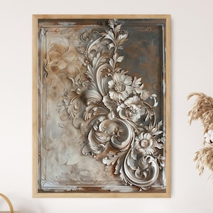 Könnte beinhalten: Gerahmtes Wandkunstwerk mit einem detaillierten floralen Reliefdesign. Das Kunstwerk zeigt Silber- und Bronzetöne mit komplizierten Blumen- und Scrollmustern. Der Rahmen hat eine helle Holzfarbe.