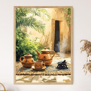 Puede incluir: Impresión enmarcada de una naturaleza muerta con un juego de té. El juego, en tonos naranja cálido, incluye una tetera, azucarero y taza, con diseños decorativos. La escena se desarrolla al aire libre, con vegetación y un edificio de piedra.