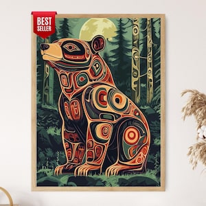 Puede incluir: Una impresión enmarcada que presenta un oso estilizado en un entorno forestal. El oso está representado con intrincados patrones en tonos de rojo, naranja y negro. El fondo incluye una luna llena y altos árboles verdes.