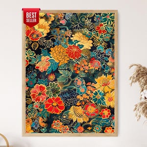 Op de afbeelding: Een ingelijste bloemenkunstprint met een kleurrijk ontwerp. Het kunstwerk toont een dichte rangschikking van bloemen in tinten rood, geel en blauw tegen een donkere achtergrond. De lijst is licht van kleur.