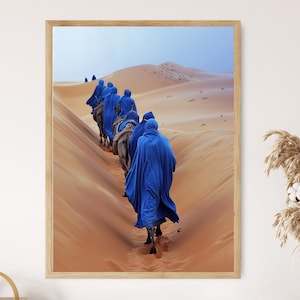 Ludzie Tuaregowie, szaty indygo, wiodące wielbłądy, rozległe wydmy, duch nomadów