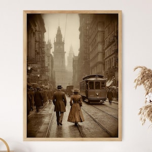 Peut inclure: Tirage encadré en sépia d'une scène de ville vintage. Un couple marche dans une rue mouillée avec un tramway en arrière-plan. Des bâtiments bordent la rue et d'autres personnes marchent.